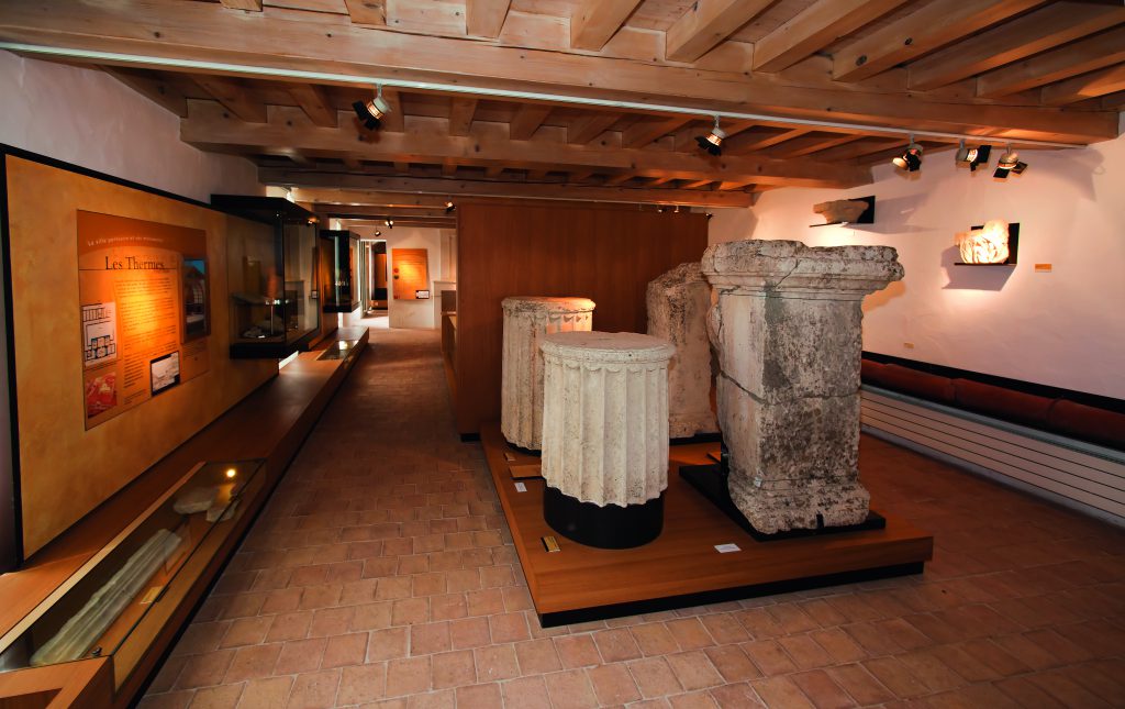 Colonne et stèle dans le musée