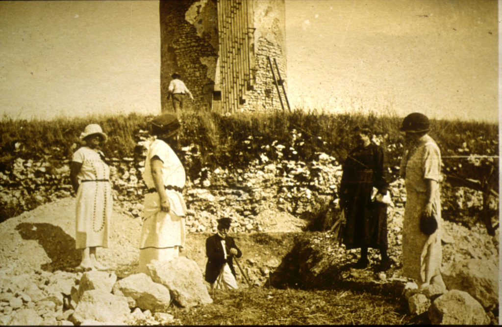 Léon Massiou fouille le temple en 1923