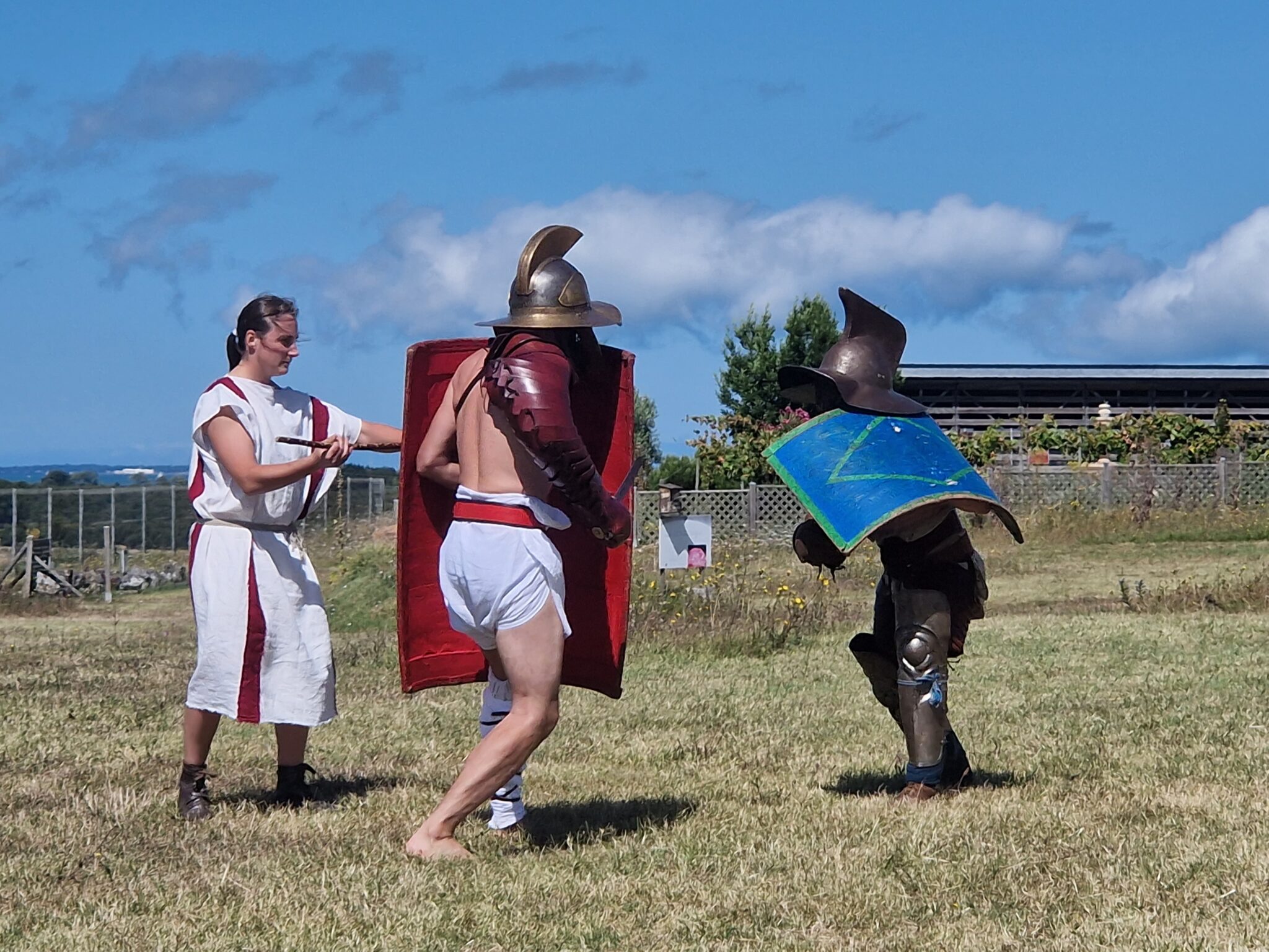 Deux gladiateurs combattent autour d'un arbitre