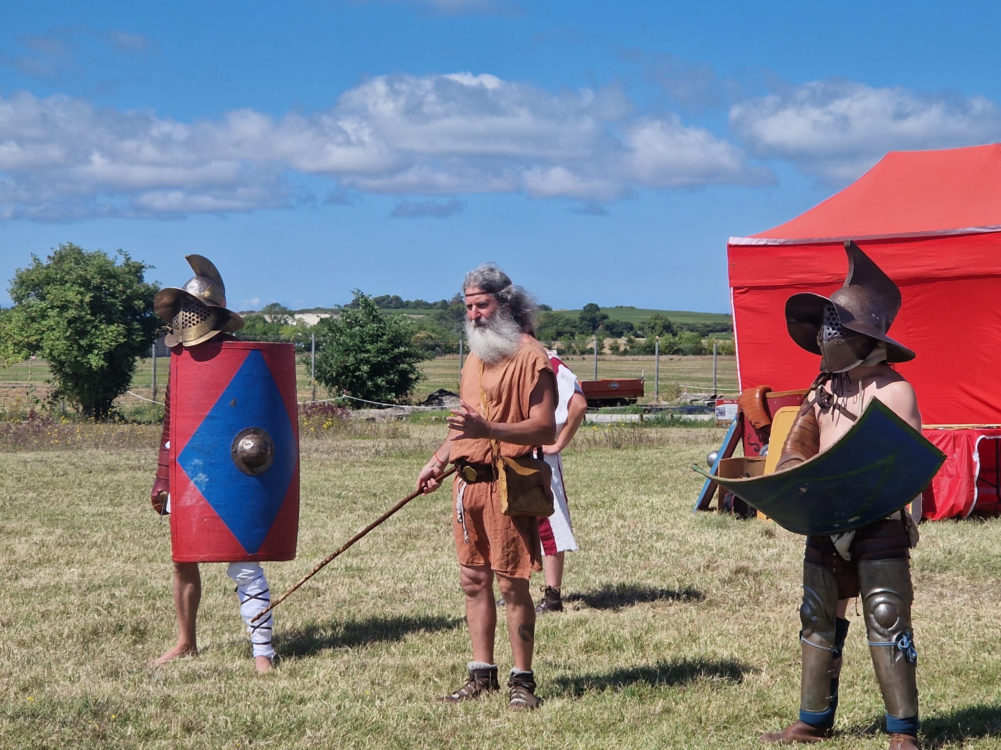 Deux gladiateurs et un arbitre se préparent au combat