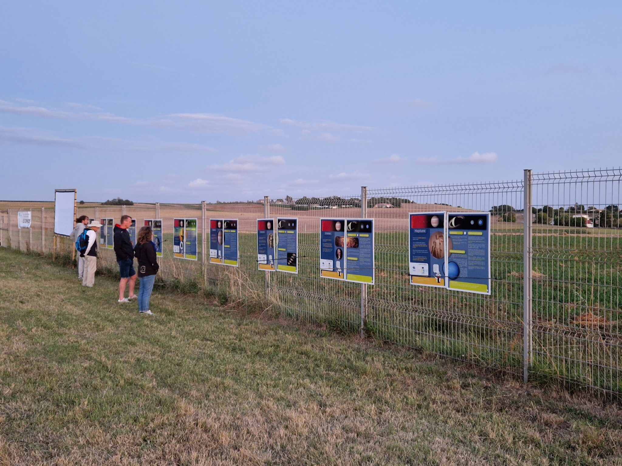 Les visiteurs découvrent l'exposition temporaire sur les planètes du système solaire