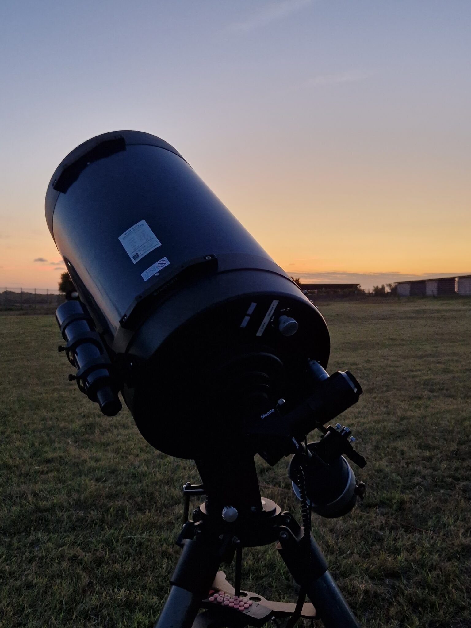 Télescope sur le site du Fâ avec coucher de soleil en arrière plan