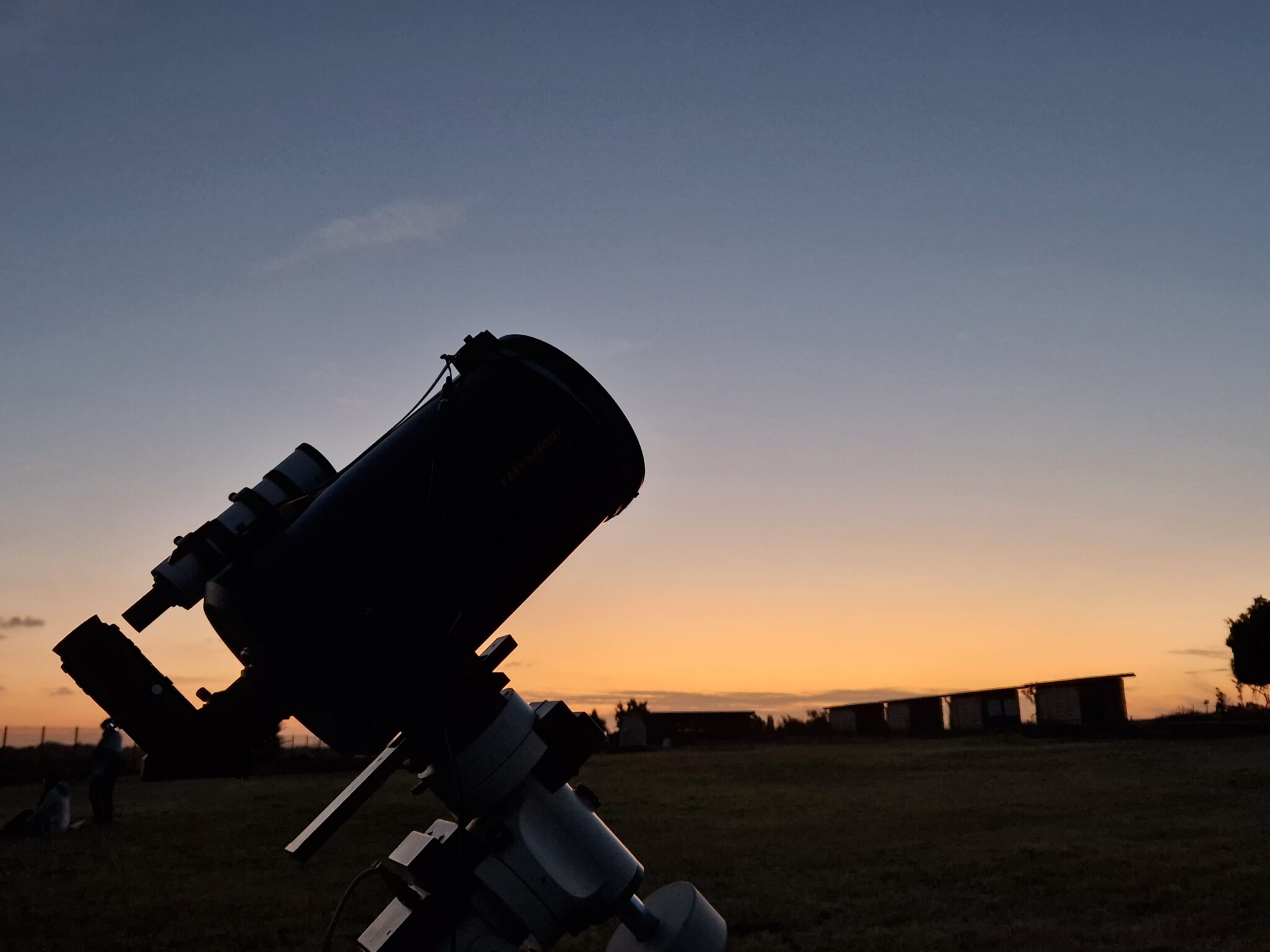 Télescope sur le site du Fâ avec coucher de soleil en arrière plan
