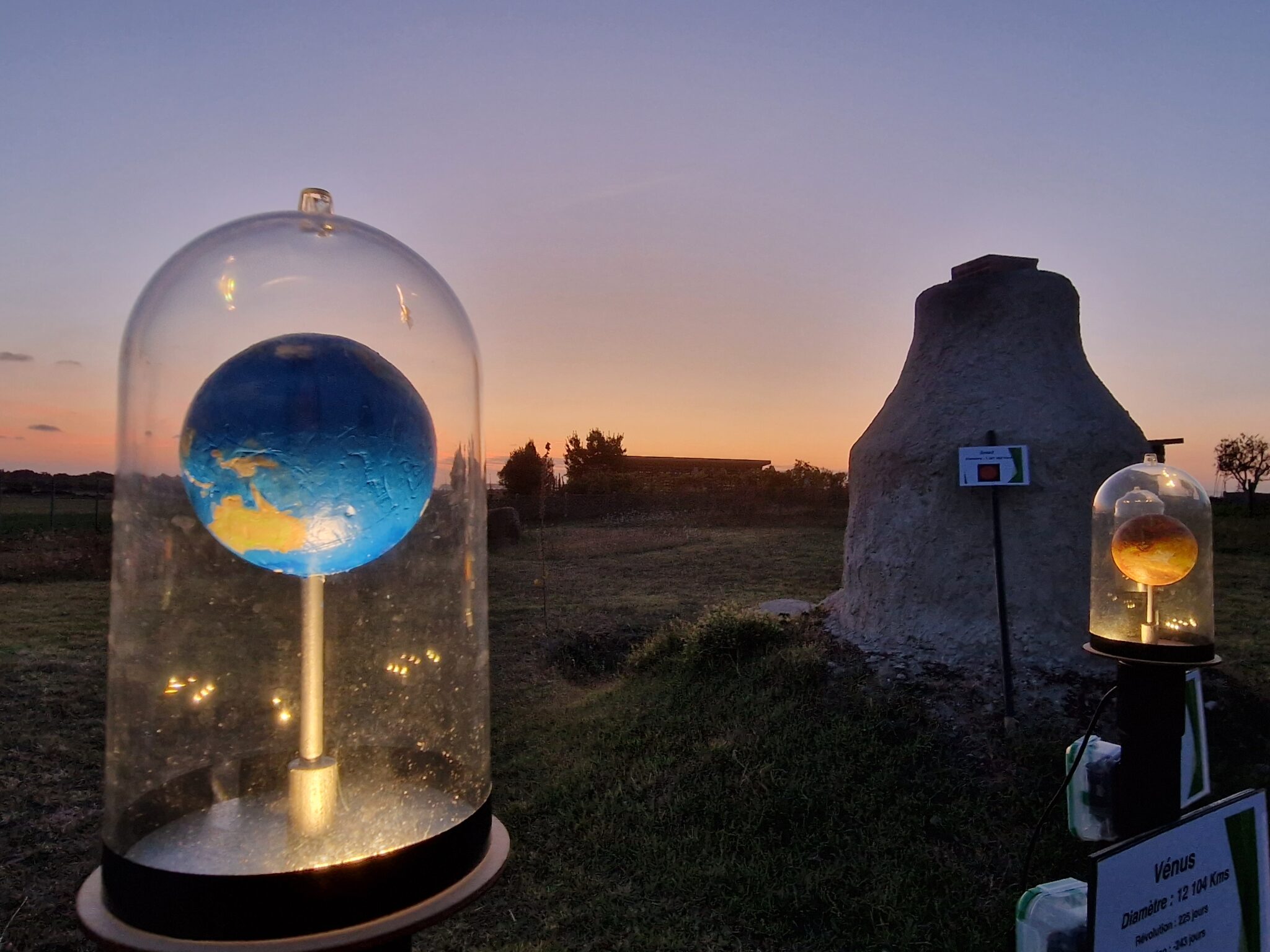Système planétaire devant le four reconstitué du site lors de la nuit des étoiles