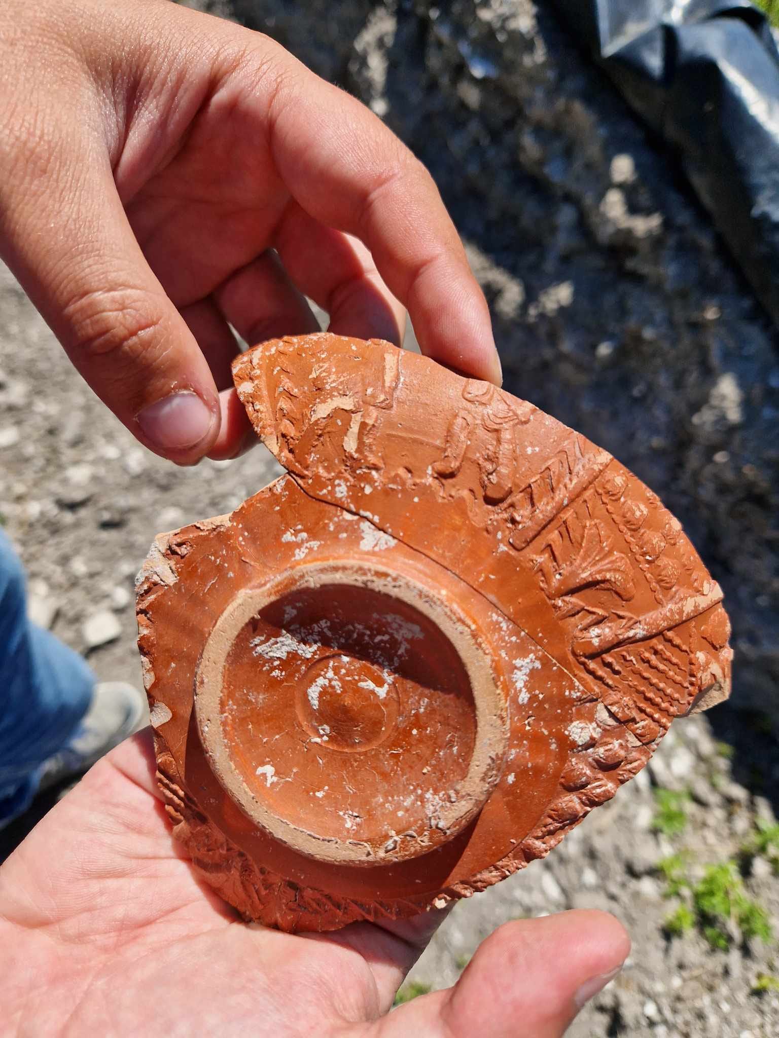 Céramique sigillée avec combats thrace et mirmillon, trouvé en atelier initiation à l'archéologie