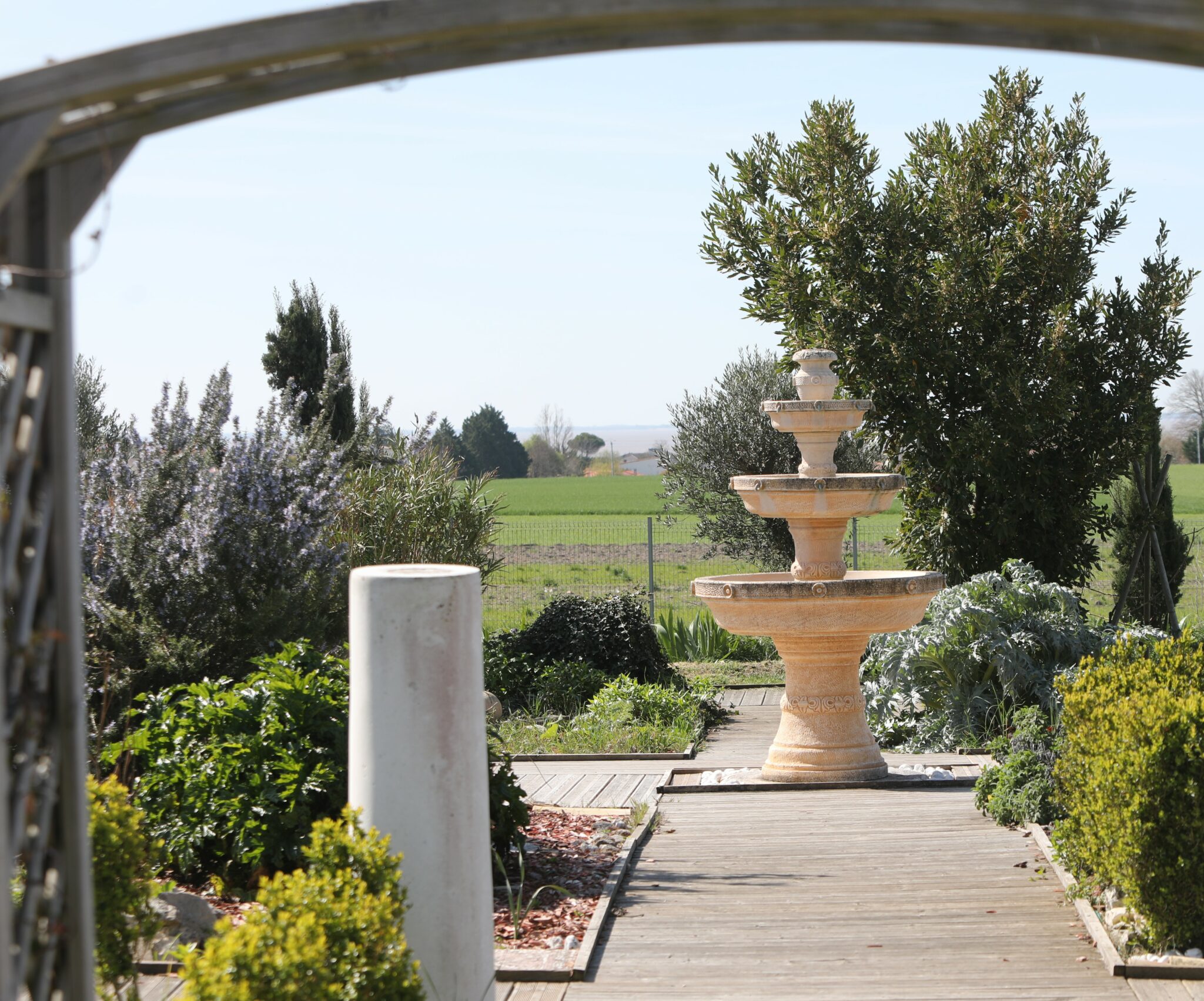 Le jardin antique autour de la fontaine