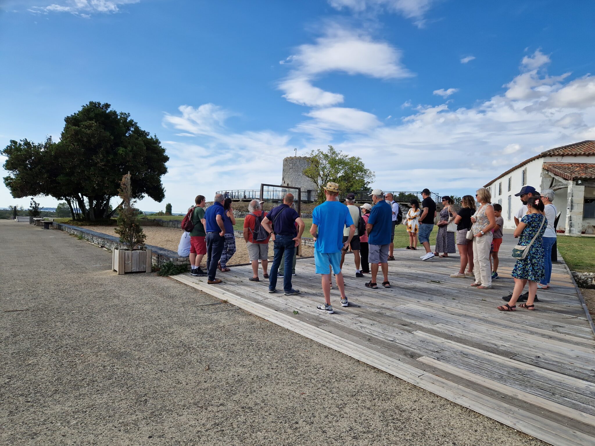 Visite guidée devant le grand temple circulaire