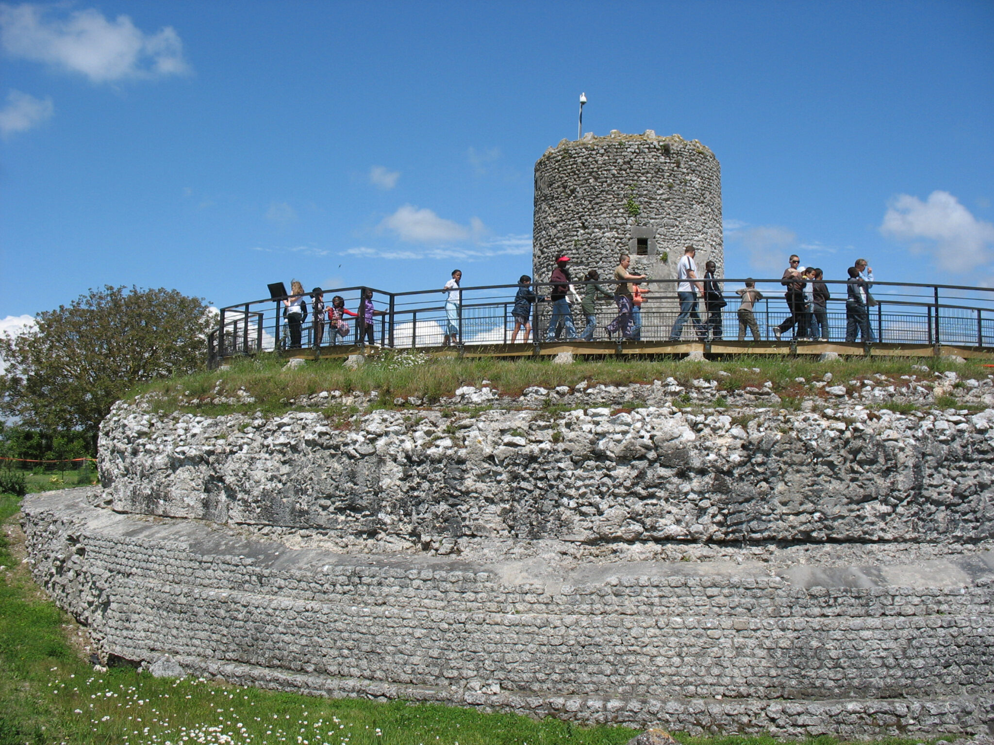 Visiteurs sur le podium du temple Fâ Barzan Charente Maritime