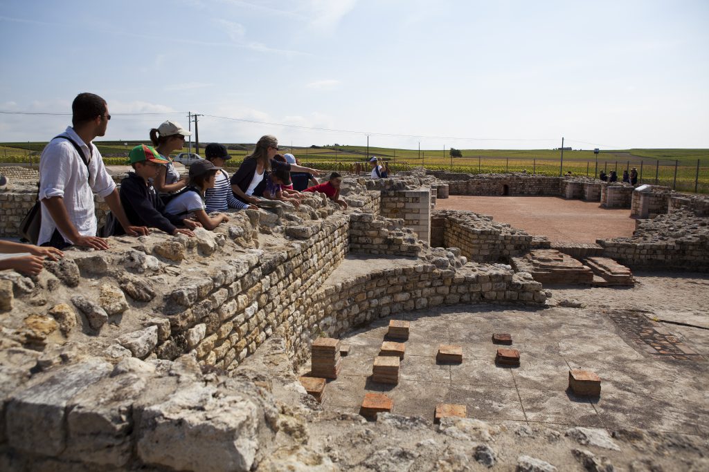 Visite scolaire thermes romaines site du Fâ