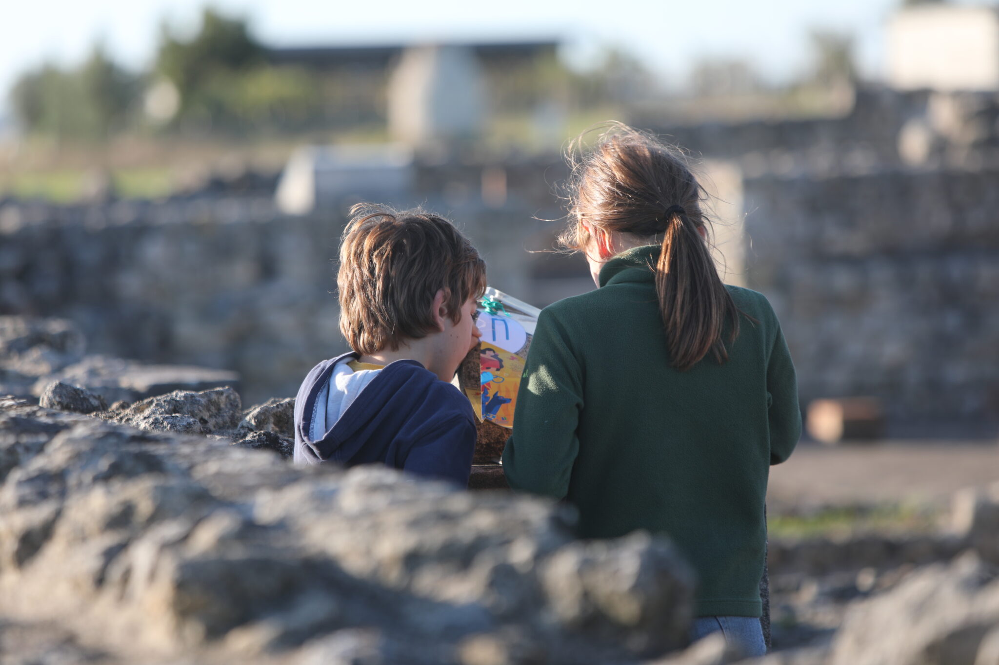 Des enfants lors du parcours-jeu dans les thermes romaines
