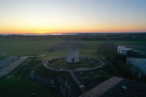 Coucher de soleil sur l'estuaire avec le temple en premier plan