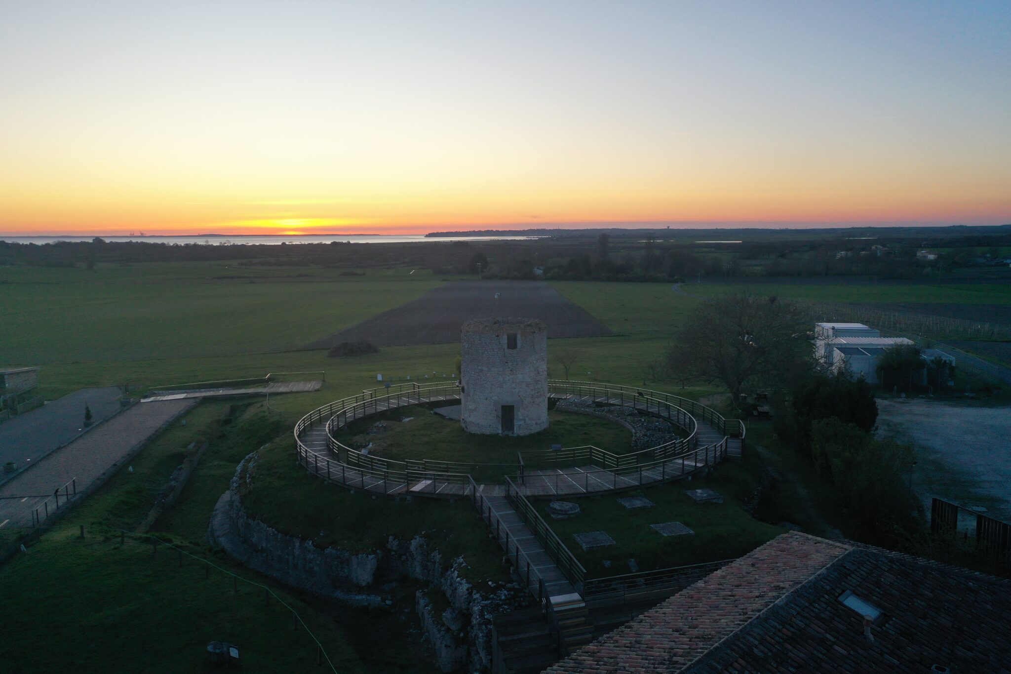Coucher de soleil sur l'estuaire avec le temple en premier plan